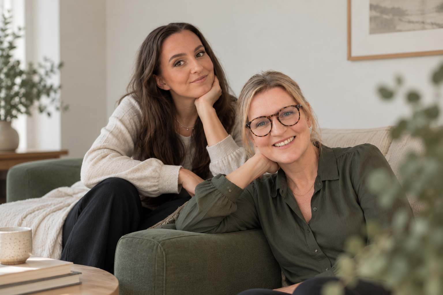 Jenni och Natalie Ekelund tillsammans — en varm stund vid soffan i hemmiljö